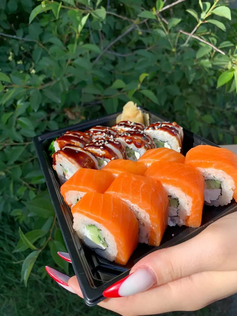 Вилкой не есть