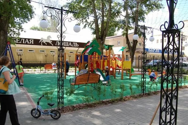 Белая лошадь