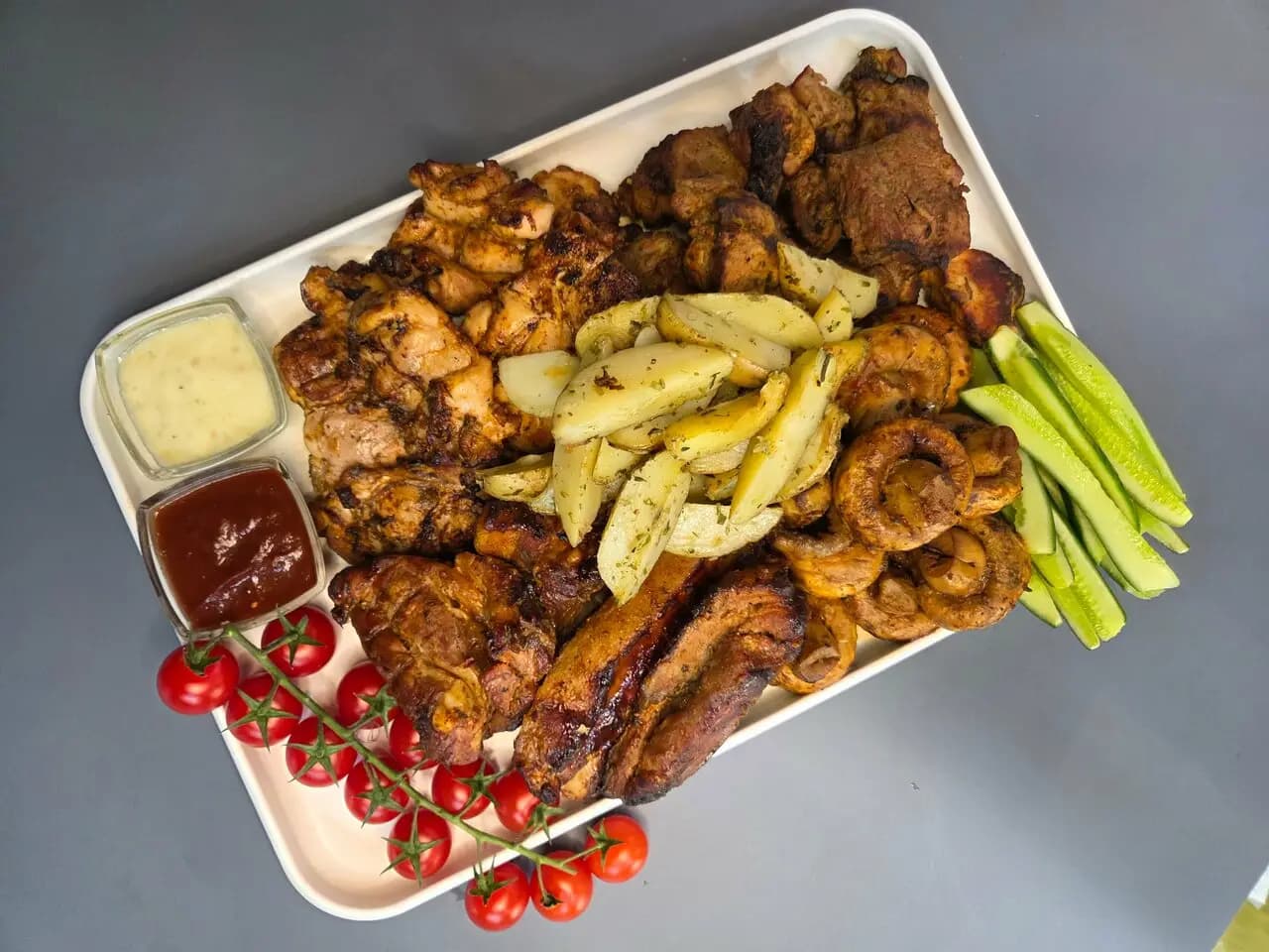 Мужчина готовит