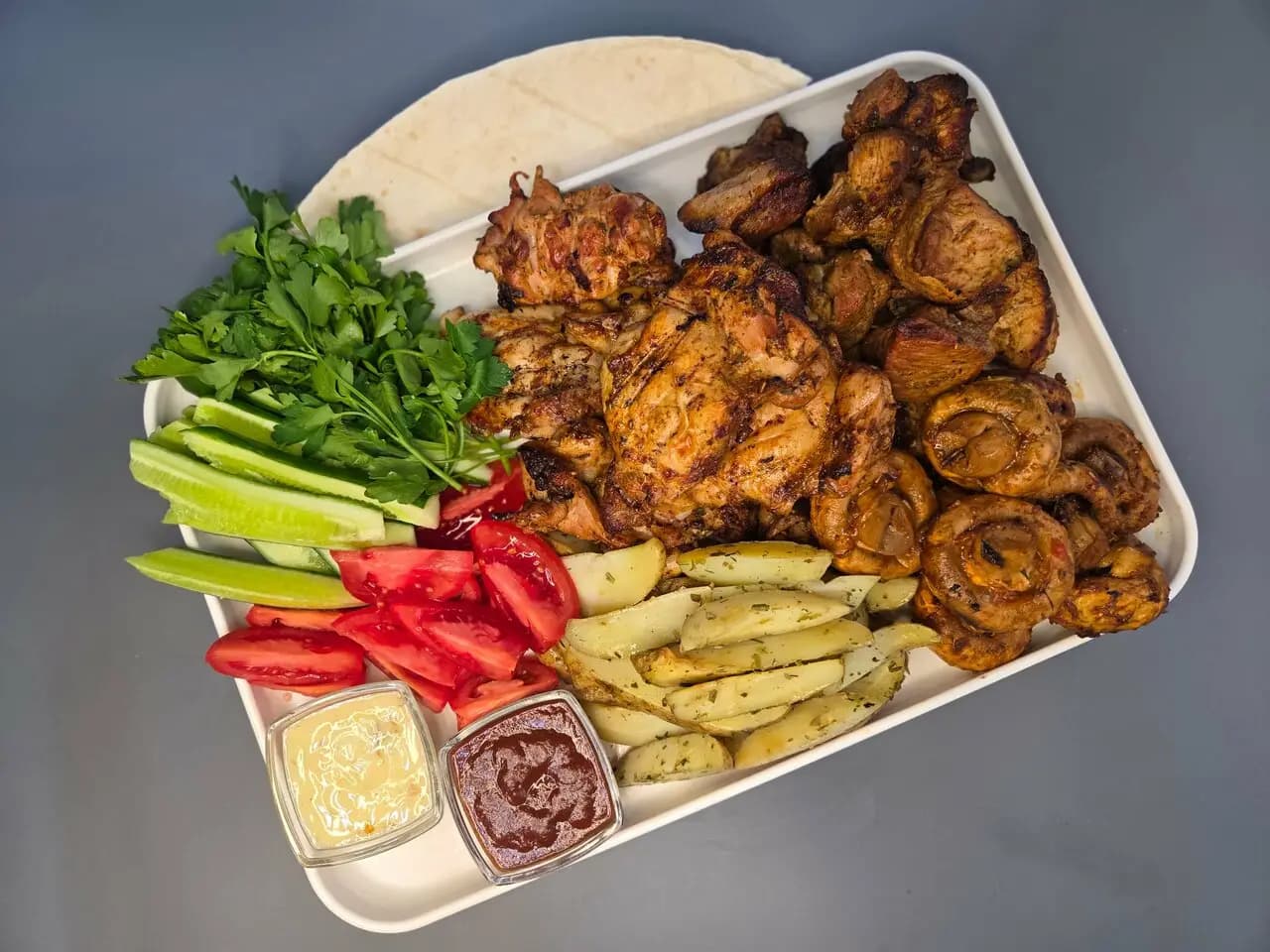 Мужчина готовит