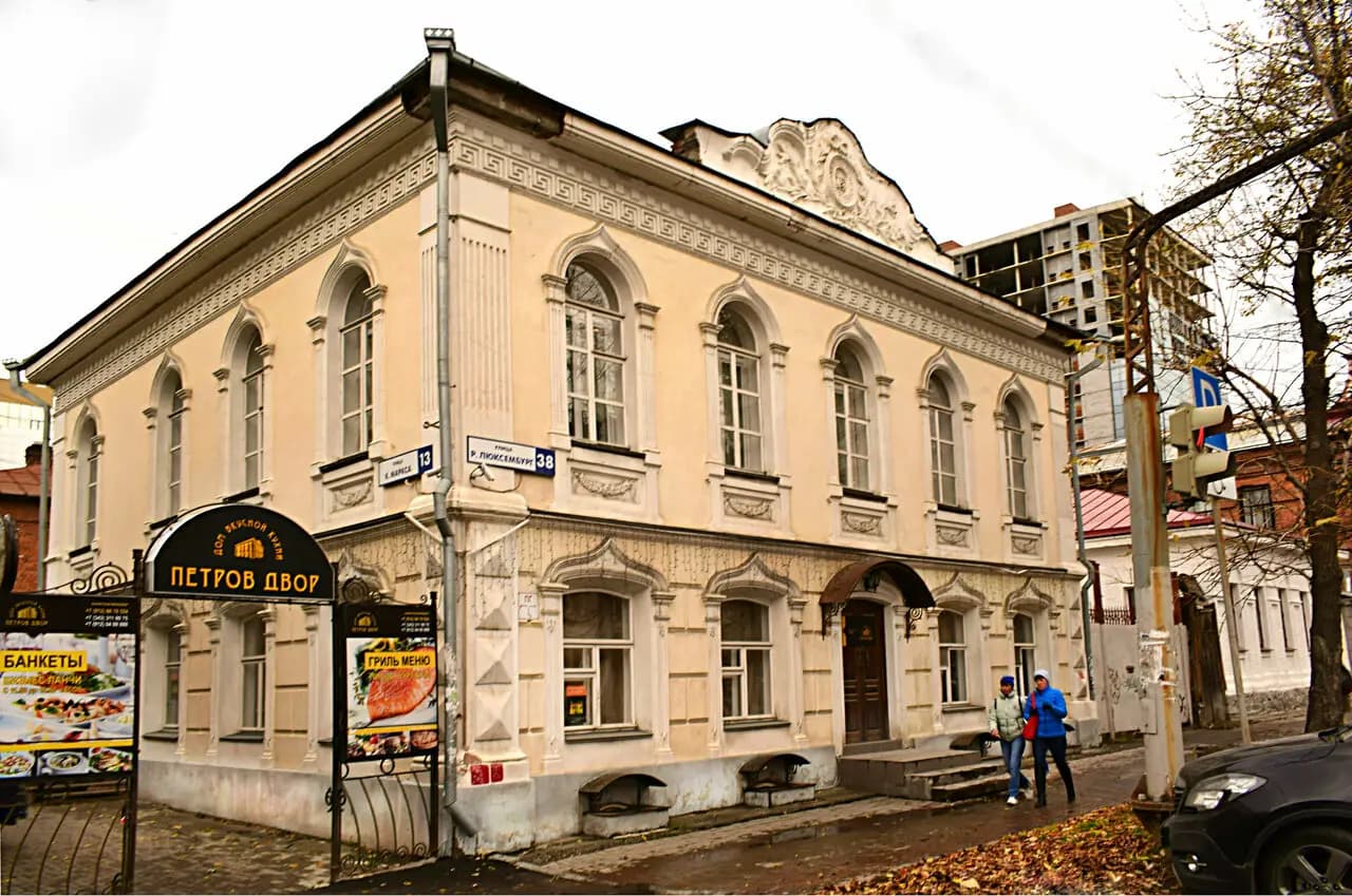 Петров двор