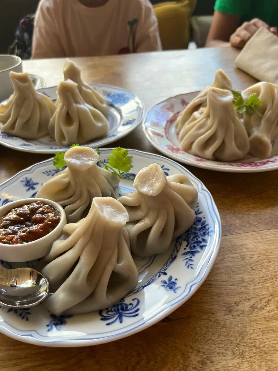 Нино играет в домино