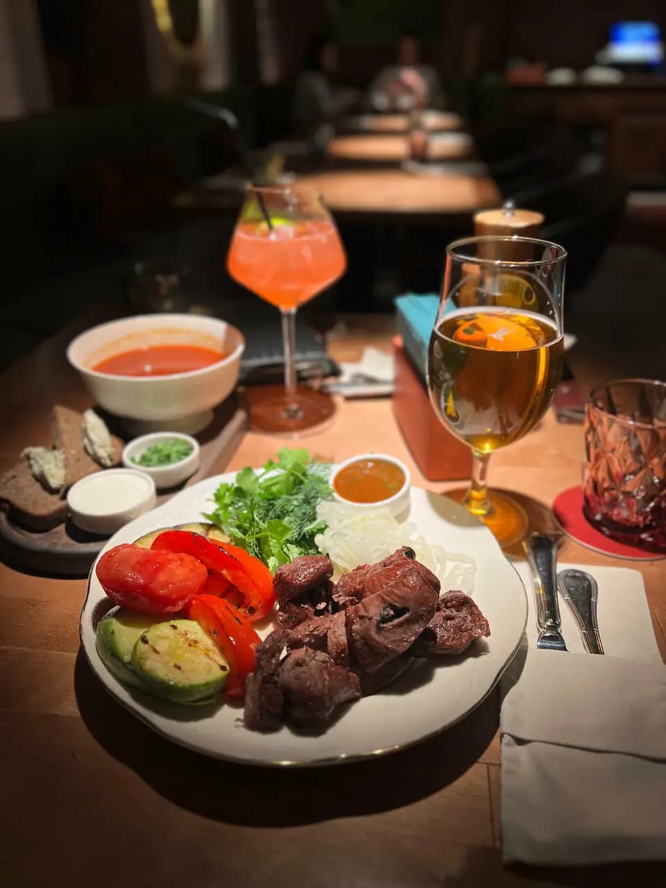 Нино играет в домино