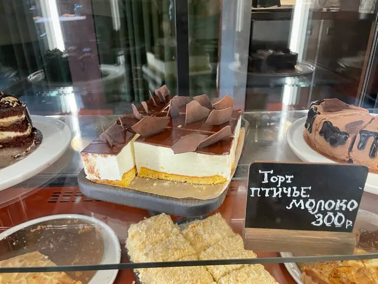 Нино играет в домино