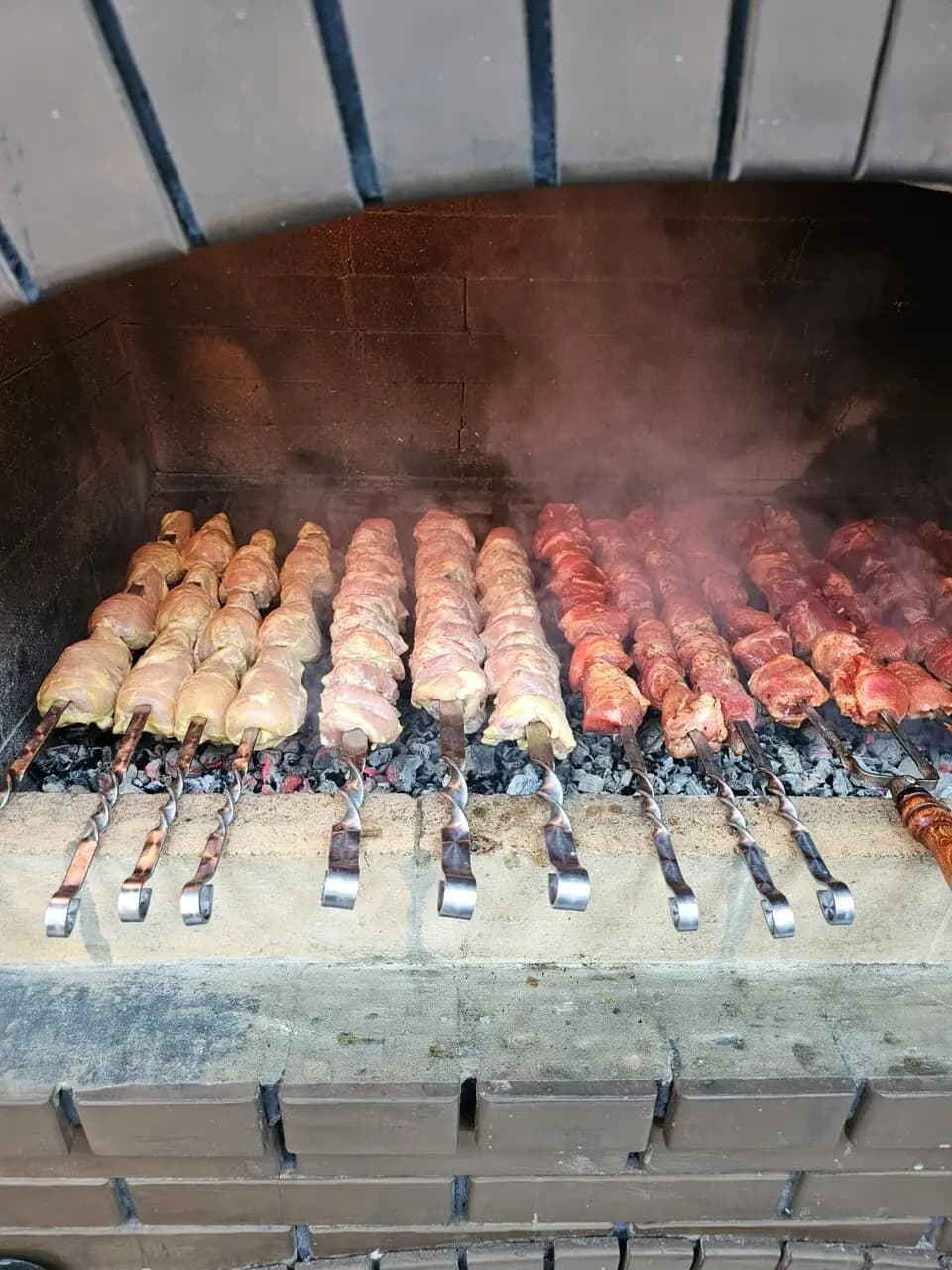 Шаурма, шашлык и пицца на углях