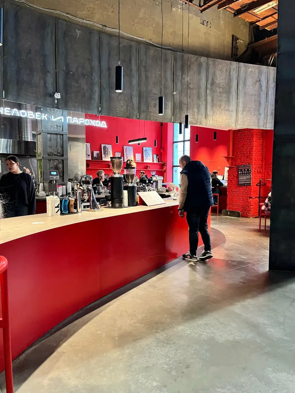 Человек и пароход