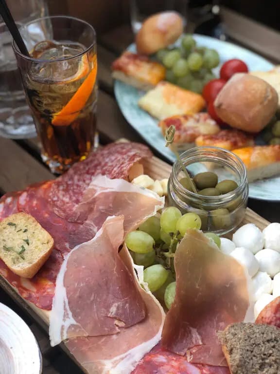 Аперитивная