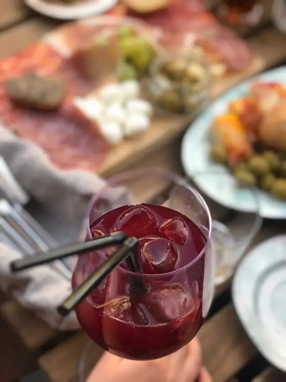 Аперитивная