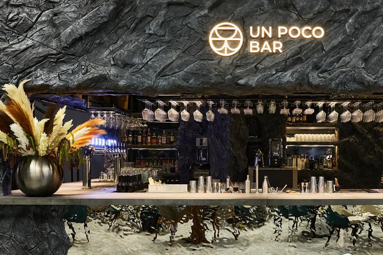 Un Poco Bar