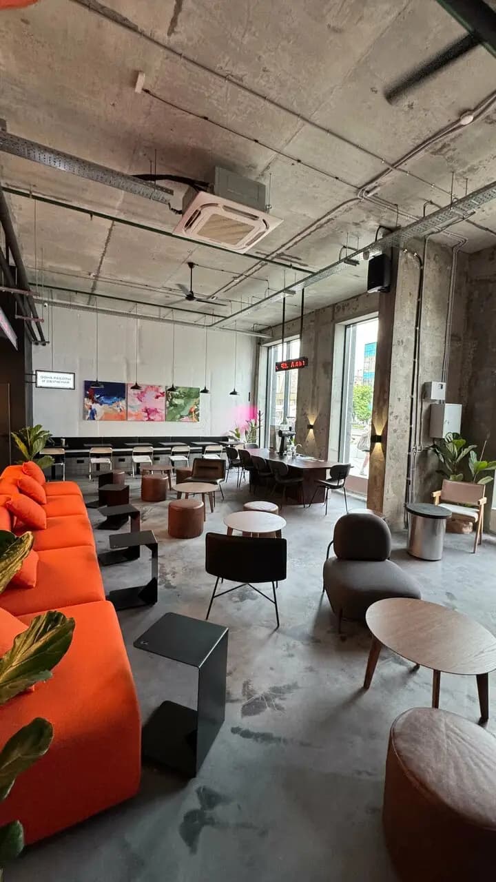 Мама варит кофе