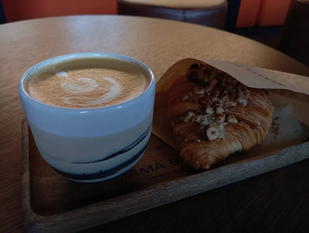 Мама варит кофе