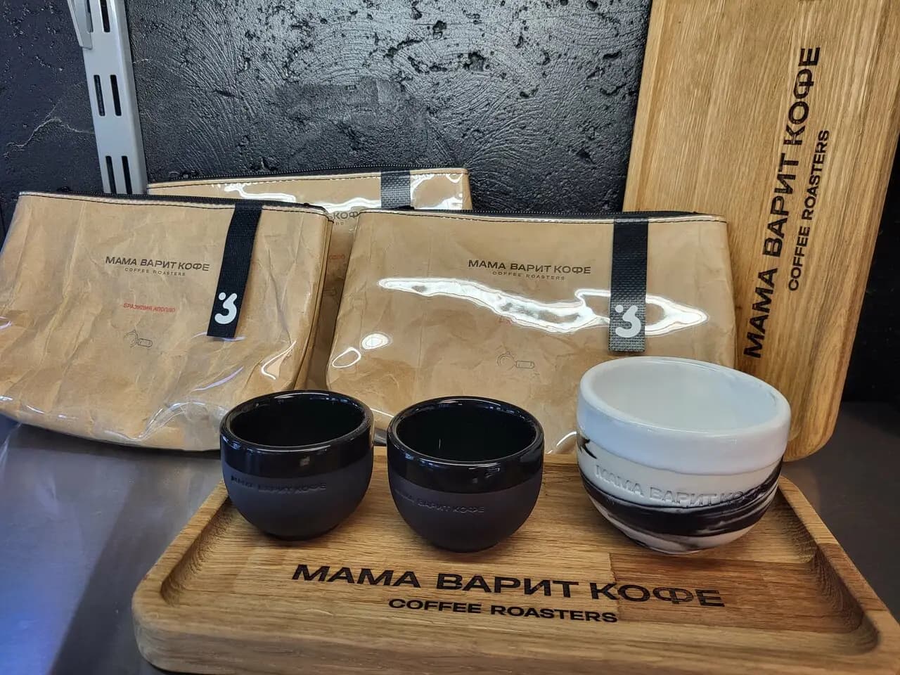 Мама варит кофе