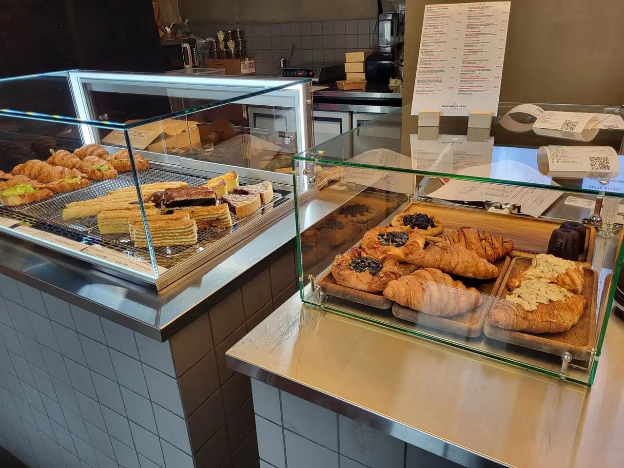 Мама варит кофе