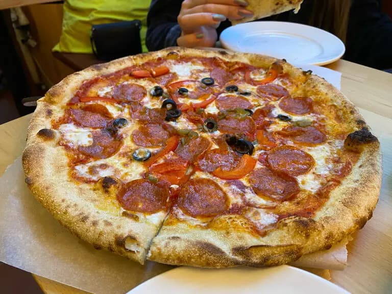 Пицца и Канноли