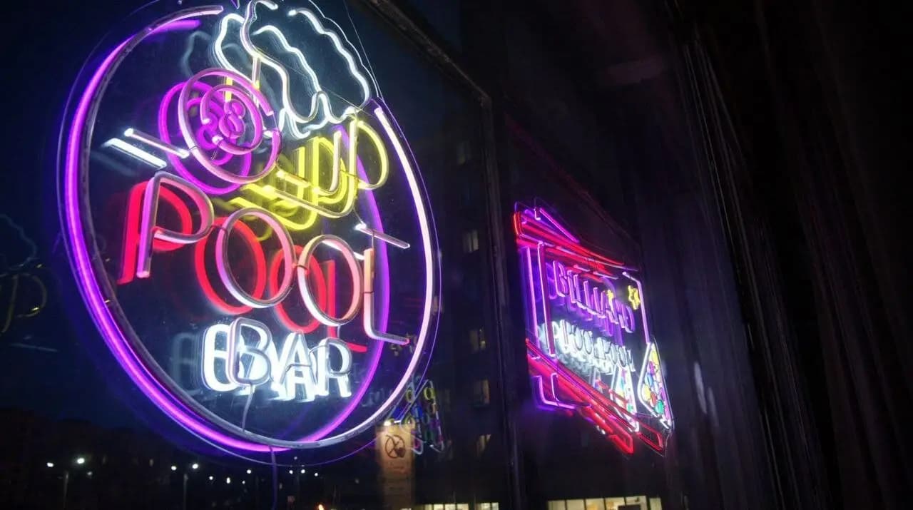 Pool & Bar